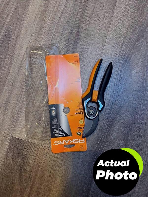 fiskars-bypass-pruning-shears-garden-clippers-pic-1
